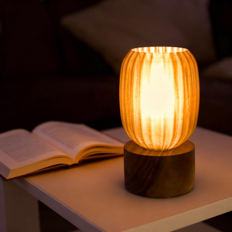 Im Wohnzimmer Lampe auf Wohnzimmer-Tisch