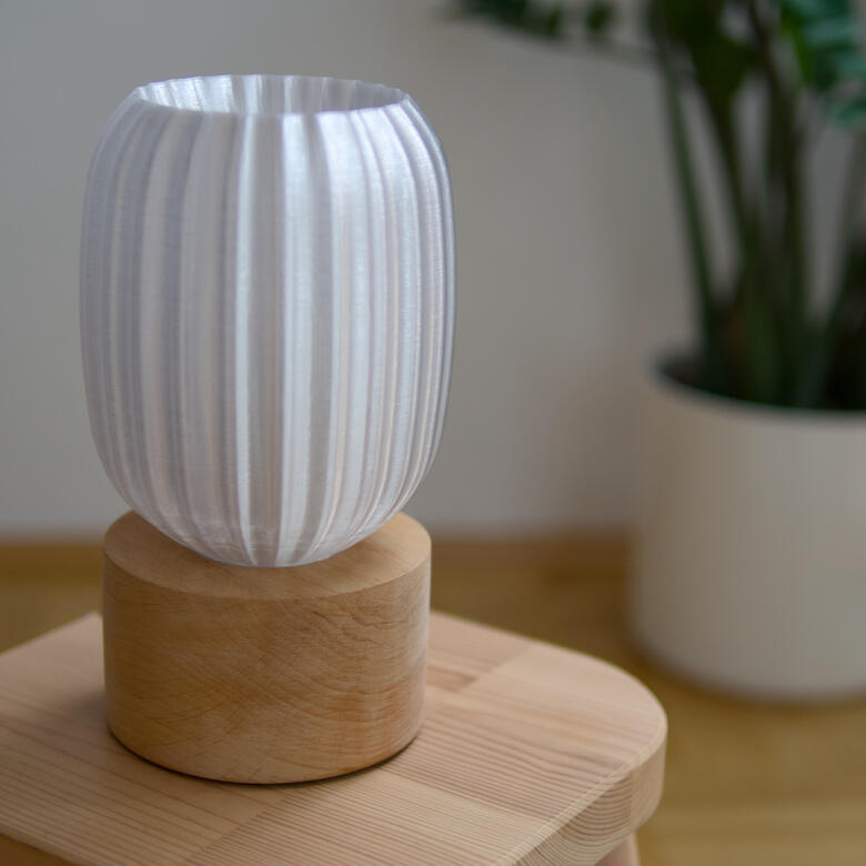 Im Vorzimmer Lampe auf Kommode