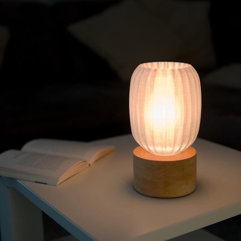 Im Wohnzimmer Lampe auf Wohnzimmer-Tisch