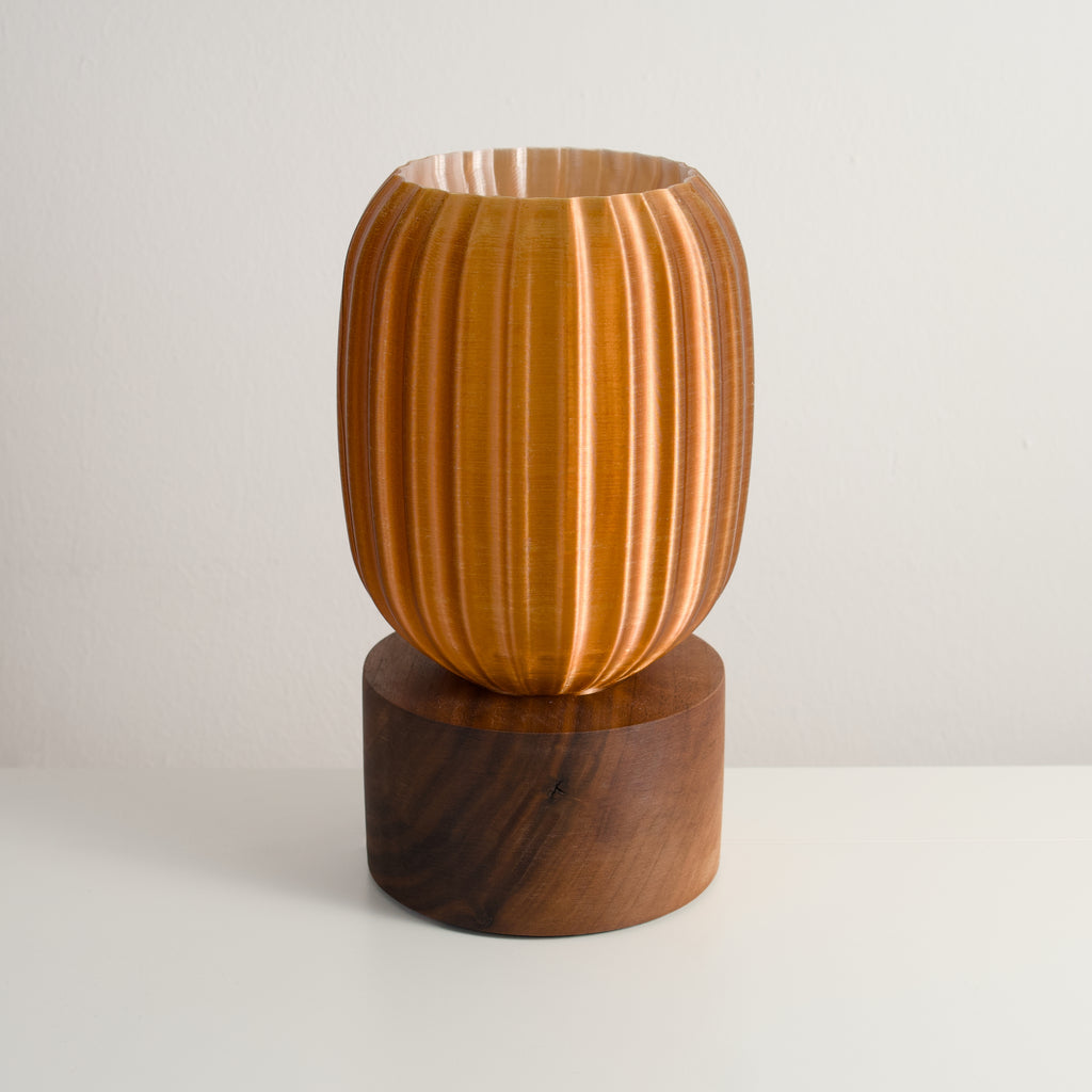steiraFORM Tischlampe Nuss/Amber vor hellem Hintergrund