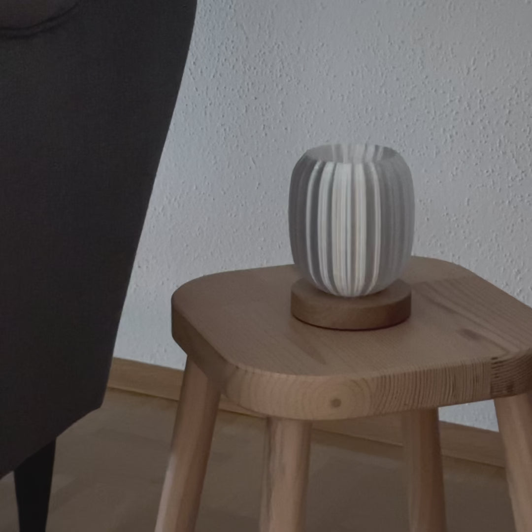 Die steiraFORM-Teelichtlampe wird ein- und ausgeschalten und hingestellt