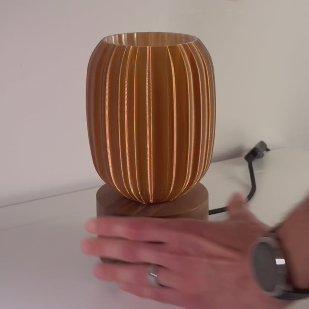 Bei der steiraFORM-Tischlampe werden verschiedene Schirme gewechselt