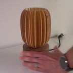 Bei der steiraFORM-Tischlampe werden verschiedene Schirme gewechselt